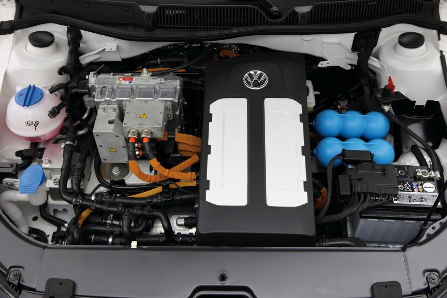  Volkswagen E-Lavida Concept 2010 года  (фото 4 из 6)